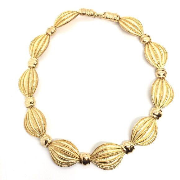 VINTAGE 80S 90S UNSIGNED IVANA TRUMP BRUSHED GOLD TONE RIBBON NECKLACE STATEMENT - Picture 4 of 17